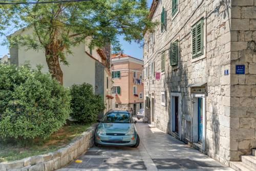 un coche aparcado en una calle entre dos edificios en Under Constructiion, en Split