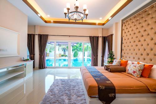 1 dormitorio con cama grande y ventana grande en Silverlake Oasis : Pool Villa en Na Jomtien