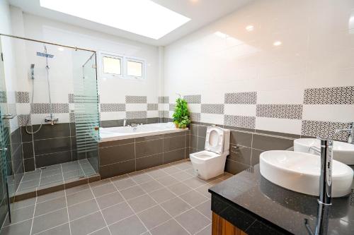 een badkamer met een wastafel, een toilet en een douche bij Silverlake Oasis : Pool Villa in Na Jomtien