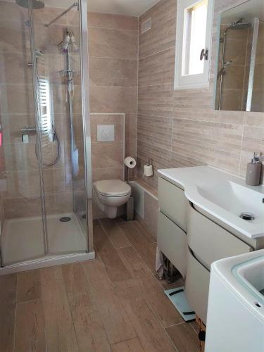 une salle de bain avec une douche, des toilettes et un lavabo dans l'établissement 6ALZ8 Appartement pour 6 personnes, à Collioure