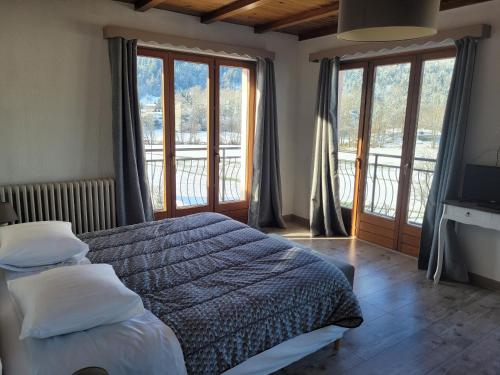 - une chambre avec un lit et de grandes fenêtres dans l'établissement Les Jolis Coeurs, à Thiéfosse