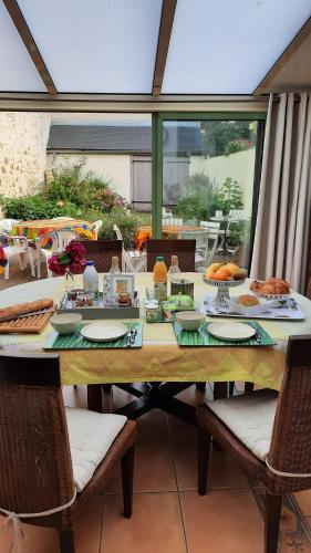 uma mesa com comida sentada em cima dela em Le Beau Verger em Le Mans