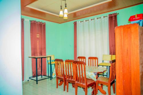 - une salle à manger avec une table et des chaises dans l'établissement Leisure Safaris and Inns, à Ruhengeri