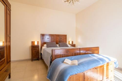 Appartamento Poggio del Sole في لوكّا: غرفة نوم بها سرير مع كتاب عليها
