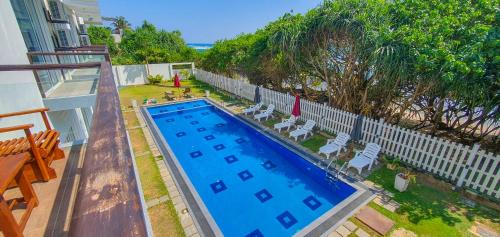 una vista aérea de una piscina en un patio en ARA Beach Resort Mirissa, en Mirissa