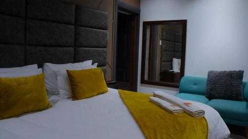 Giường trong phòng chung tại Qhanolla Guest House