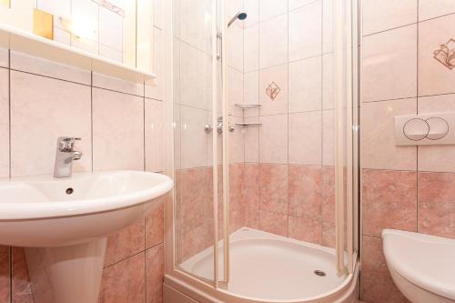 Ένα μπάνιο στο Apartments Crnekovic IV