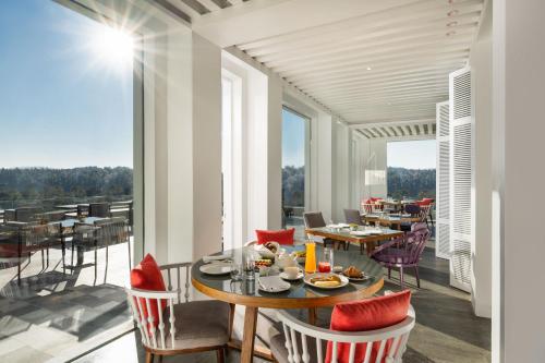 Jídlo v hotelu nebo okolí