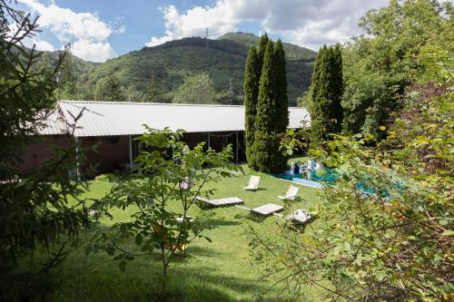 un jardín con sillas y árboles y un edificio en Camping Alta Ribagorça, en El Pont de Suert