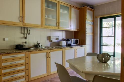 Een keuken of kitchenette bij Beach & Golf Cabanas Apartment