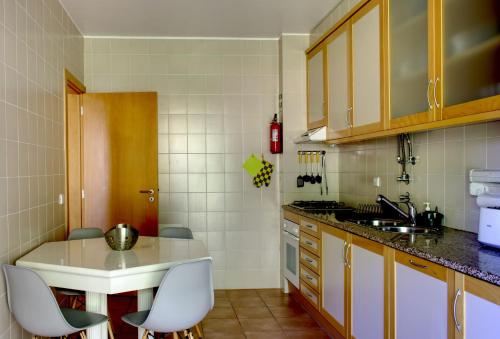 Een keuken of kitchenette bij Beach & Golf Cabanas Apartment
