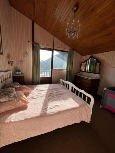 オロンにあるAuron Montain viewのベッドルーム(大型ベッド1台、窓付)