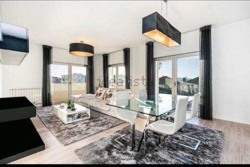 a living room with a glass table and a couch at Riverside - apartment in Cruz Quebrada