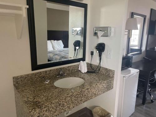 uma casa de banho com lavatório num quarto de hotel em Motel 6 Hermiston OR Umatilla em Hermiston