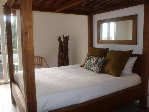 een slaapkamer met een hemelbed en een spiegel bij Serene Holiday Home in Lazise with Swimming Pool in Lazise