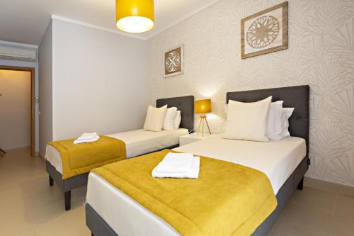 una habitación de hotel con 2 camas en una habitación en Fisherman 21 - Cabanas Beach en Cabanas de Tavira