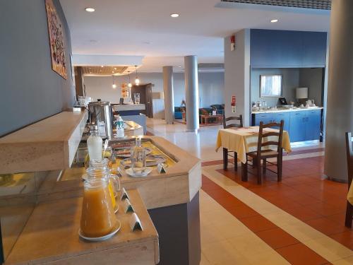 a living room with a kitchen and a dining room at Flag Hotel Guimarães Fafe in Fafe