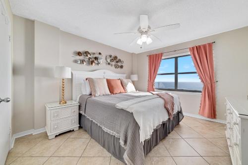 um quarto com uma cama e uma janela em Sunswept 702 condo em Orange Beach