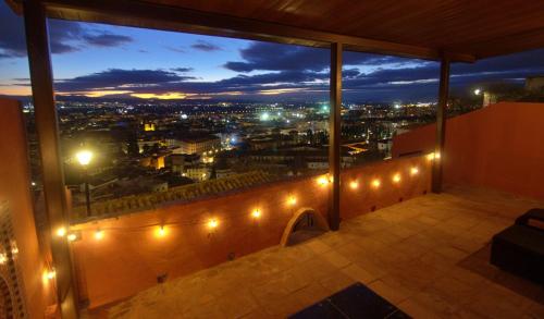 balcón con vistas a la ciudad por la noche en House&Cave Parking and Terrace, in the city en Granada