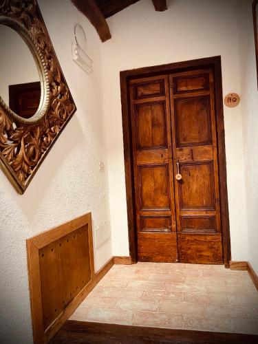 a room with a wooden door and a mirror at Agriturismo Casale Montebello in Monteleone di Spoleto