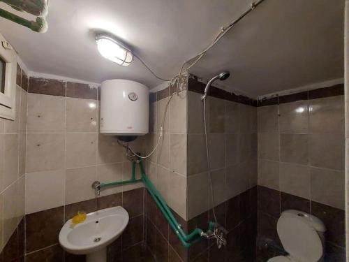 La salle de bains est pourvue d'un lavabo et d'une douche. dans l'établissement Aatun Studio in makatam mountain, au Caire