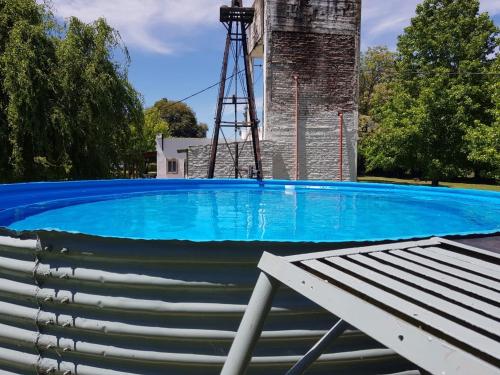 une piscine vide à côté d'un moulin à vent dans l'établissement Casa quinta Santa Ines, à Buenos Aires