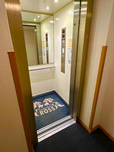 a hallway of a bathroom with a toilet and a mirror at Schwarzes Ross Hotel & Restaurant Oberwiesenthal in Kurort Oberwiesenthal