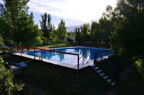 an overhead view of a swimming pool with a ramp and a fence at Cabaña Ascensión-Caminos del Vino in Colonia Las Rosas