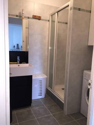 une salle de bain avec une douche, un lavabo et des toilettes dans l'établissement Mont Blanc Residence, à Saint-Gervais-les-Bains