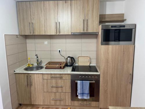 Una cocina o zona de cocina en Apartmani BROD