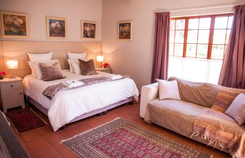 Un pat sau paturi într-o cameră la Meerkat Self-catering