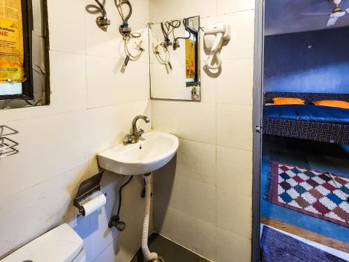 Un baño de JHouse near Bhikaji