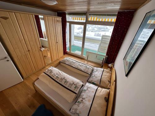 um pequeno quarto com 2 camas e uma janela em Alpenblick em Maria Alm am Steinernen Meer