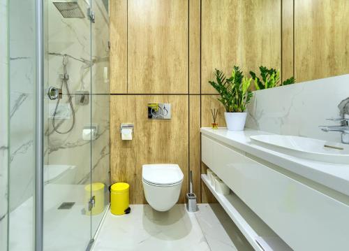 W łazience znajduje się toaleta, umywalka i prysznic. w obiekcie Apartament enjoy! Gdańsk Old Town w Gdańsku