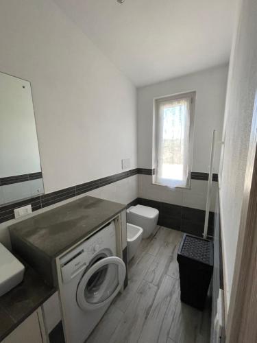La salle de bains est pourvue d'un lave-linge et de toilettes. dans l'établissement La terrazza sul Trebbia, à Rivergaro