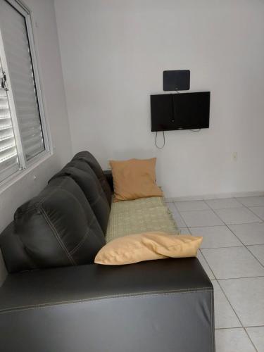 czarna skórzana kanapa z poduszką w obiekcie Casa Praia em Ingleses- Florianópolis w mieście Florianópolis