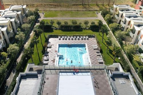 uma vista superior de uma piscina num edifício em Bertoldi Terme sul Garda - David em Nago-Torbole
