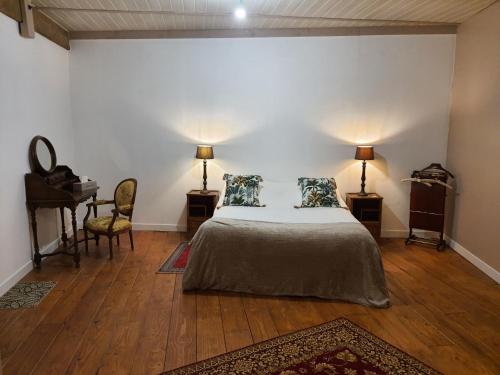 Postel nebo postele na pokoji v ubytování Gîte du château au pied de Cognac