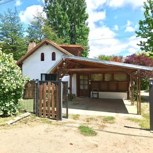 un granero blanco grande con una puerta delante en Casa Damiana Bariloche. en San Carlos de Bariloche