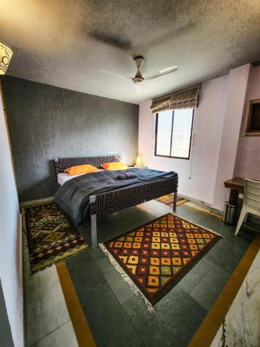 Cama o camas de una habitación en JHouse near Bhikaji