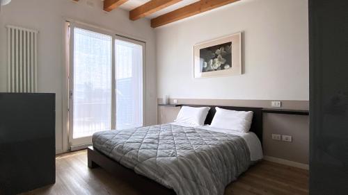 - une chambre avec un lit et une grande fenêtre dans l'établissement Bertoldi Terme sul Garda - Matthew, à Nago-Torbole