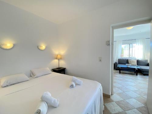białe łóżko w pokoju z salonem w obiekcie Villa Sandra Little Haven Apartment w mieście Nerja
