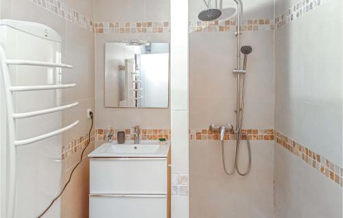 biała łazienka z prysznicem i umywalką w obiekcie 2 Bedroom Beautiful Home In Tavel w mieście Tavel