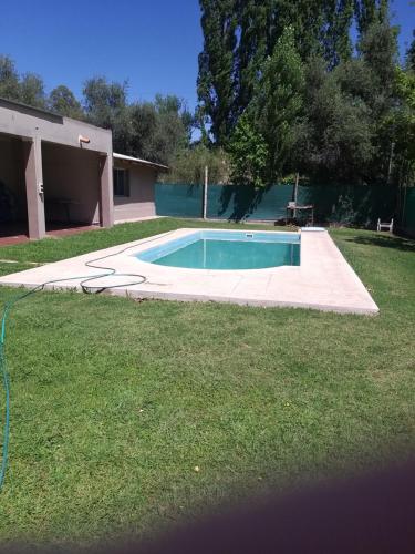 una piscina en medio de un patio en Disfrute y relax en Luján de Cuyo
