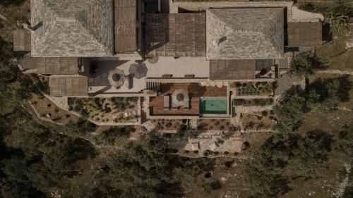 una vista aérea de una casa con patio en Peliva Nature Suites en Pinakátai