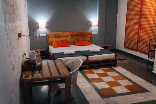Cama o camas de una habitación en JHouse near Bhikaji
