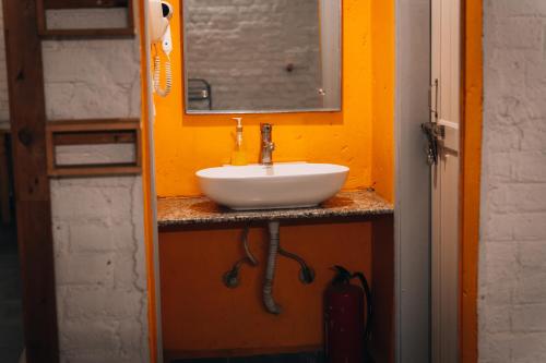 Un baño de JHouse near Bhikaji