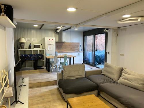 sala de estar con sofá y cocina en Apartamento independiente en Sant Cugat del Valles con piscina en Sant Cugat del Vallès