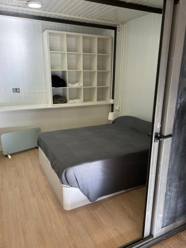 1 dormitorio con 1 cama grande en una habitación en Apartamento independiente en Sant Cugat del Valles con piscina en Sant Cugat del Vallès