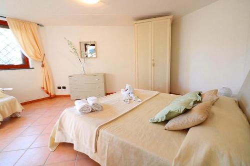 - une chambre avec un lit avec deux animaux rembourrés dans l'établissement RELAX MARGHERITA, à Colli di Fontanelle